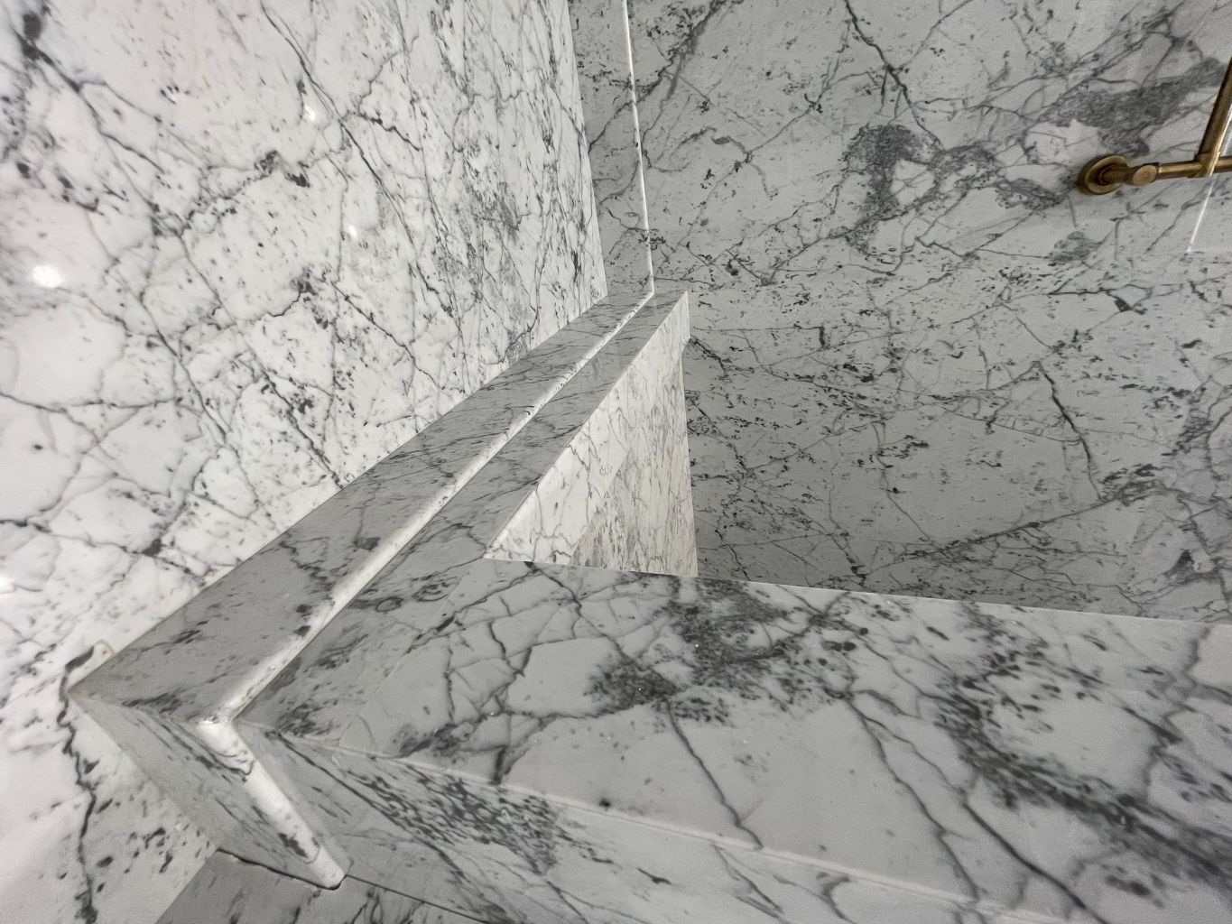 отделка стен и пола мрамором Bianco Carrara C